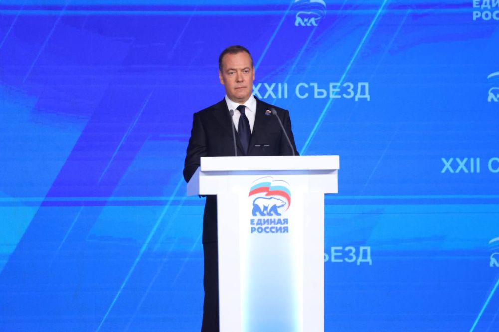 Михаил Развожаев: Председатель «Единой России» Дмитрий Анатольевич Медведев сегодня на партийном Съезде поручил партии безотлагательно включиться в работу по запуску программ в регионах, аналогичных «Времени героев»