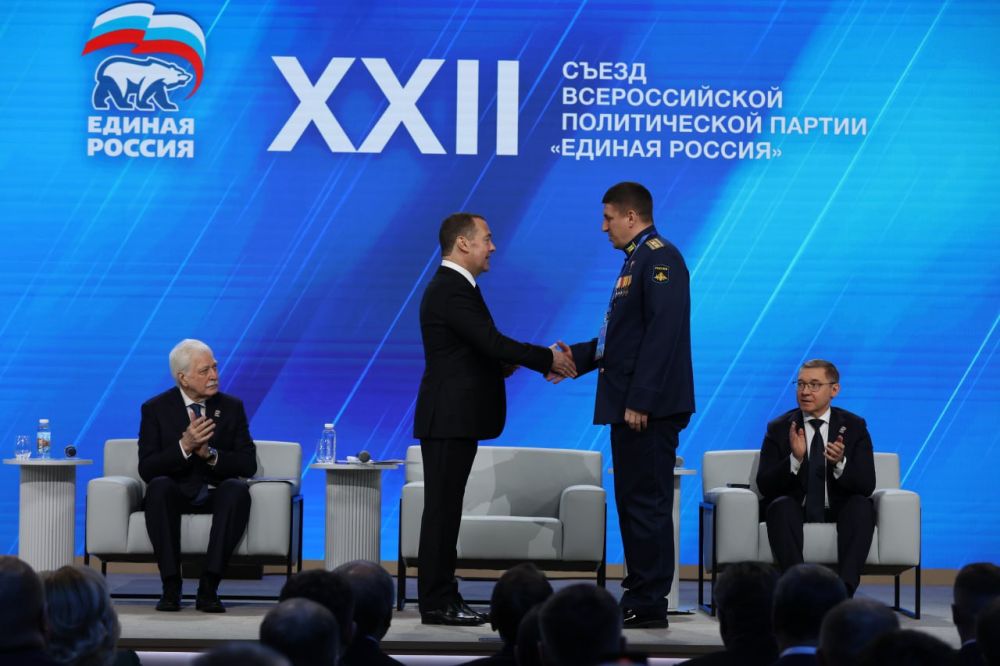 На Съезде «Единой России» Дмитрий Медведев вручил партийный билет Герою России Роману Кулакову На Съезде «Единой России» Дмитрий Медведев вручил партийный билет Герою России Роману Кулакову