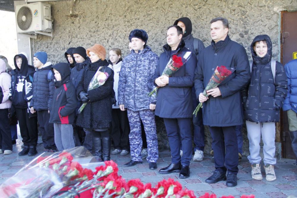 Константин Шимановский: Герои живы пока мы о них помним… В районе автовокзала открыт памятный билборд защитнику Родины, героически погибшему в ходе выполнения задач СВО, гвардии старшему матросу Вооруженных Сил Российской... Константин Шимановский: Герои живы пока мы о них помним… В районе автовокзала открыт памятный билборд защитнику Родины, героически погибшему в ходе выполнения задач СВО, гвардии старшему матросу Вооруженных Сил Российской...