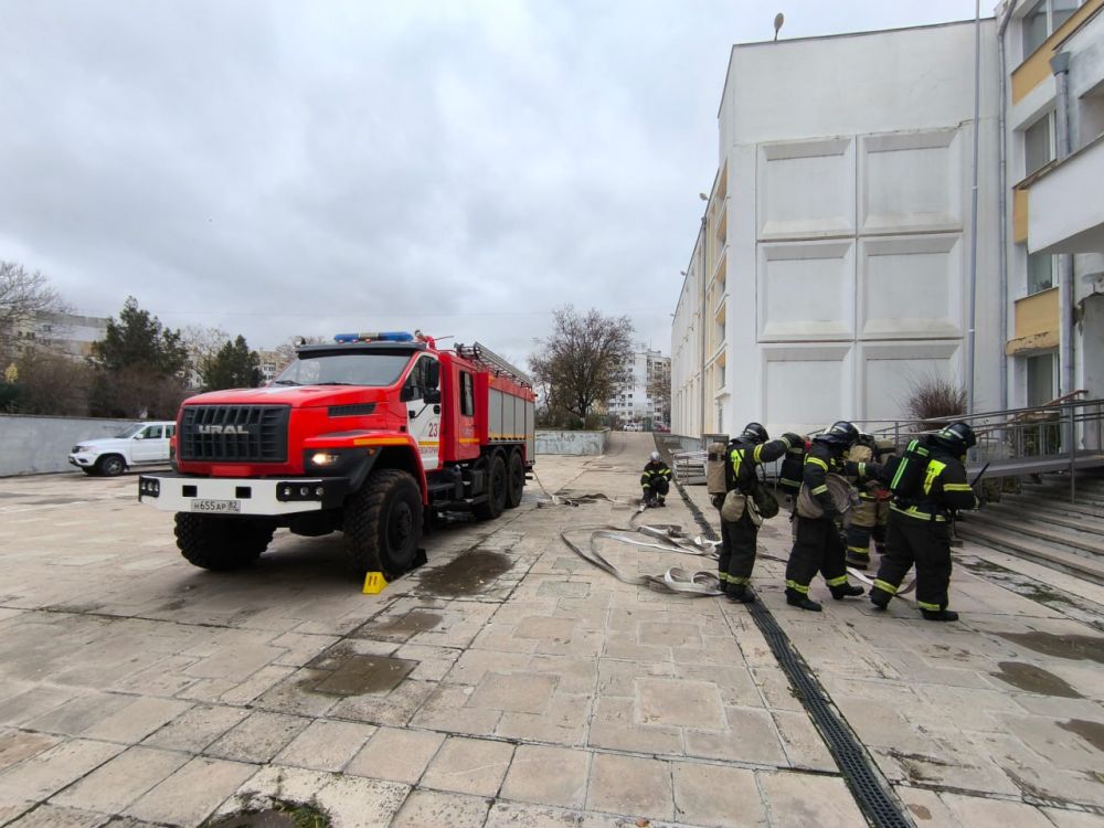 Условный пожар в Черноморской школе ликвидирован Условный пожар в Черноморской школе ликвидирован