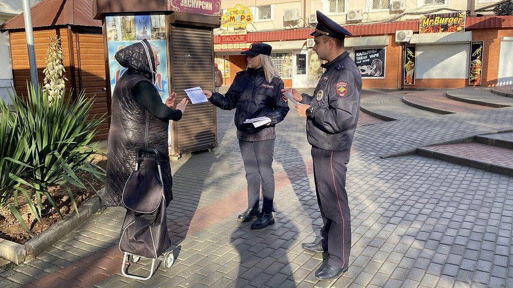 В г. Саки участковые уполномоченные полиции предупредили горожан о мошенниках В г. Саки участковые уполномоченные полиции предупредили горожан о мошенниках