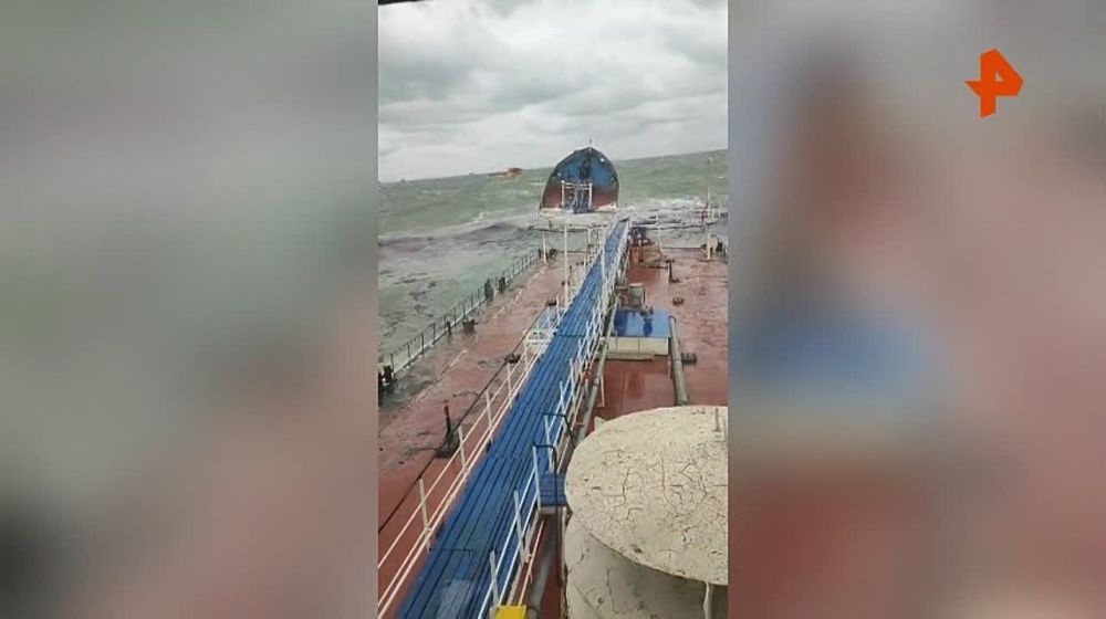 Танкер "Волгонефть 212" из-за повреждений уходит под воду в Керченском проливе — судно разломило на две части