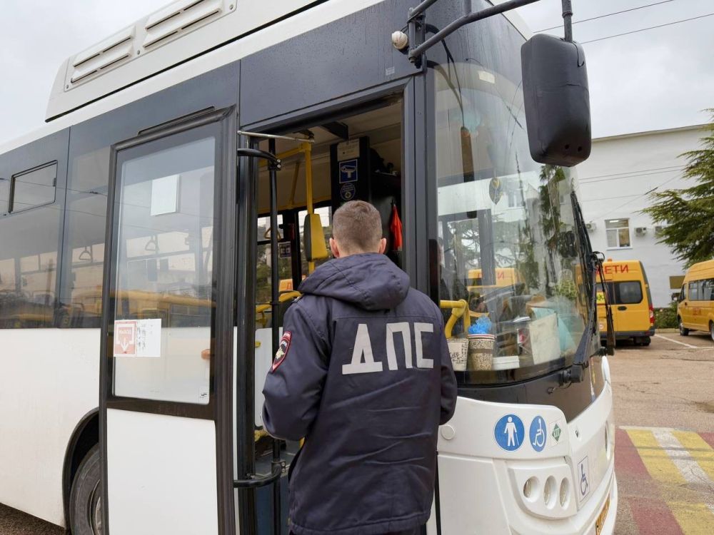 Севастопольские автоинспекторы разместили в общественном транспорте информационные профилактические листовки для пешеходов и пассажиров Севастопольские автоинспекторы разместили в общественном транспорте информационные профилактические листовки для пешеходов и пассажиров