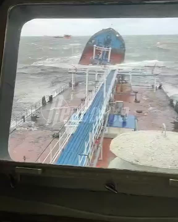 Второй танкер с мазутом получил повреждения в Керченском проливе — на его борту 14 человек