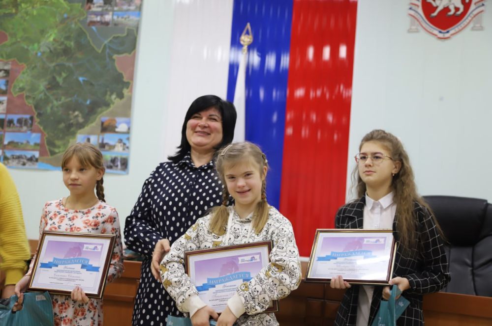 В Бахчисарайском районе поздравили дипломантов одиннадцатой ежегодной премии общественного признания «ПРЕГРАД НЕТ» В Бахчисарайском районе поздравили дипломантов одиннадцатой ежегодной премии общественного признания «ПРЕГРАД НЕТ»