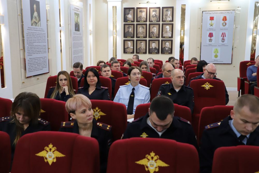 В Севастополе для сотрудников полиции лекторы Российского общества «Знание» организовали занятие, посвященное Дню героев Отечества В Севастополе для сотрудников полиции лекторы Российского общества «Знание» организовали занятие, посвященное Дню героев Отечества