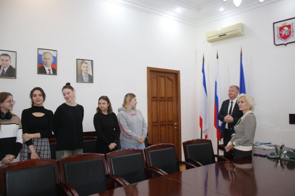 Сегодня для юных феодосийцев сотрудники администрации города провели экскурсию Сегодня для юных феодосийцев сотрудники администрации города провели экскурсию