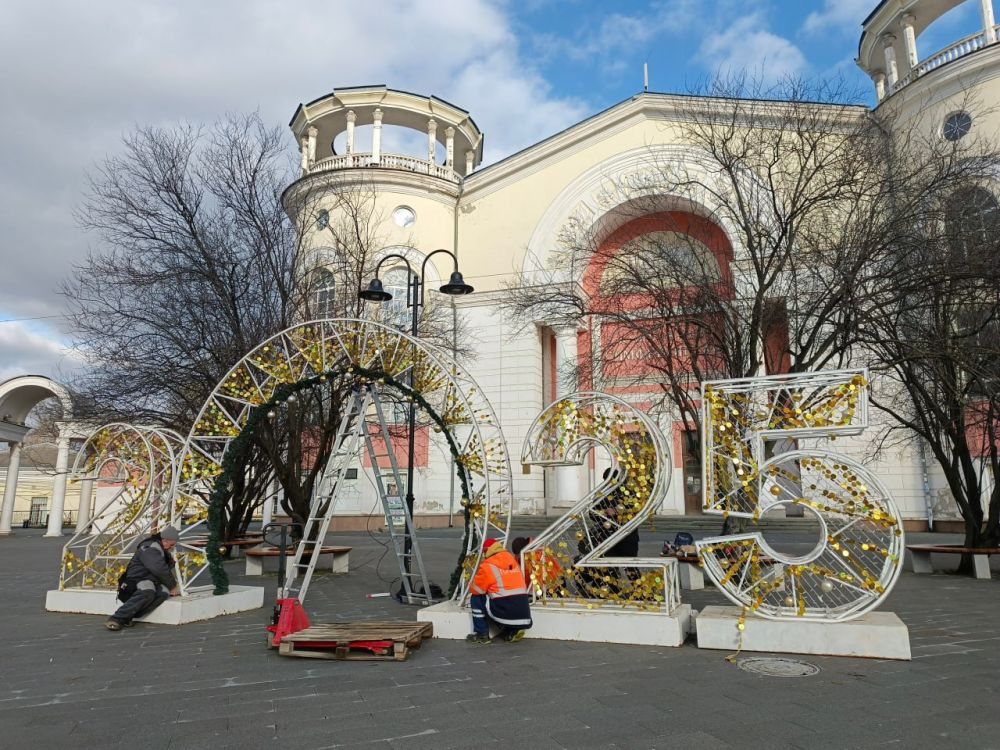 В Симферополе устанавливают новогодние инсталляции В Симферополе устанавливают новогодние инсталляции