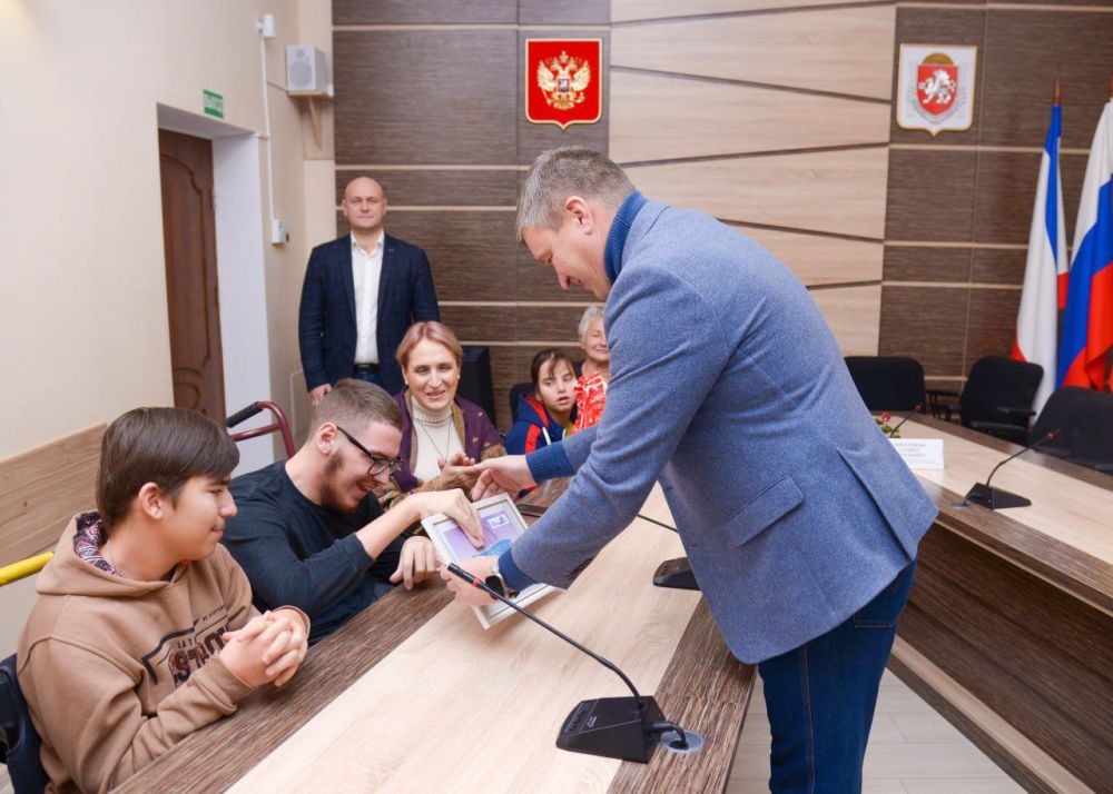 Александр Юрьев: Сегодня с большим удовольствием совместно с главой города Галиной Герасимовой от имени Главы Республики Крым Сергея Аксёнова наградили грамотами и подарками участников премии общественного признания «ПРЕГРАД... Александр Юрьев: Сегодня с большим удовольствием совместно с главой города Галиной Герасимовой от имени Главы Республики Крым Сергея Аксёнова наградили грамотами и подарками участников премии общественного признания «ПРЕГРАД...