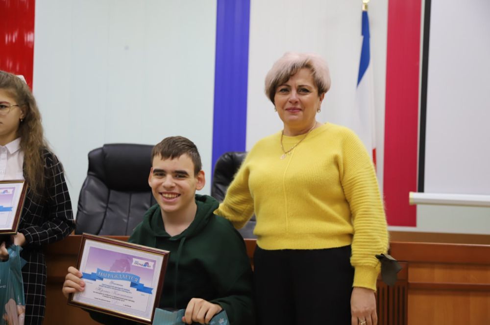В Бахчисарайском районе поздравили дипломантов одиннадцатой ежегодной премии общественного признания «ПРЕГРАД НЕТ» В Бахчисарайском районе поздравили дипломантов одиннадцатой ежегодной премии общественного признания «ПРЕГРАД НЕТ»
