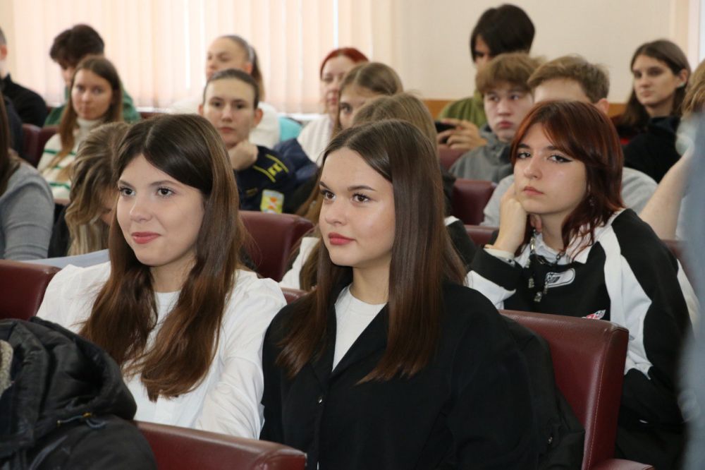Сегодня для юных феодосийцев сотрудники администрации города провели экскурсию Сегодня для юных феодосийцев сотрудники администрации города провели экскурсию