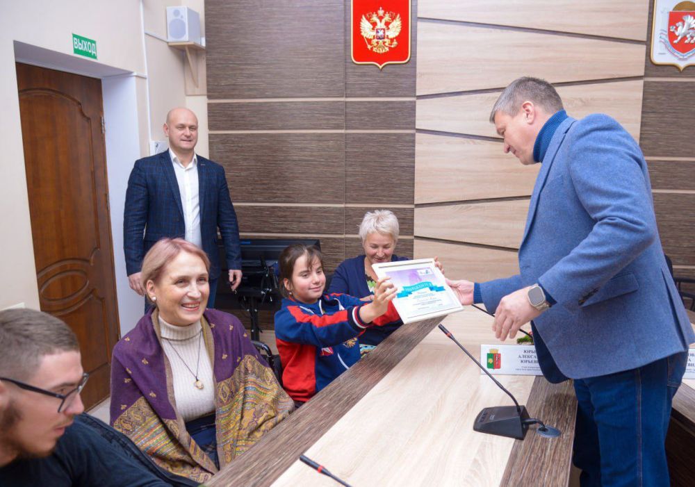 Александр Юрьев: Сегодня с большим удовольствием совместно с главой города Галиной Герасимовой от имени Главы Республики Крым Сергея Аксёнова наградили грамотами и подарками участников премии общественного признания «ПРЕГРАД... Александр Юрьев: Сегодня с большим удовольствием совместно с главой города Галиной Герасимовой от имени Главы Республики Крым Сергея Аксёнова наградили грамотами и подарками участников премии общественного признания «ПРЕГРАД...