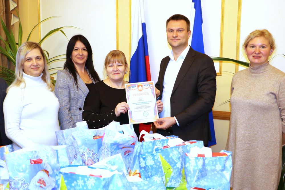 Минфин Крыма передал подарки для детей из многодетных семей в преддверии Дня святителя Николая Минфин Крыма передал подарки для детей из многодетных семей в преддверии Дня святителя Николая