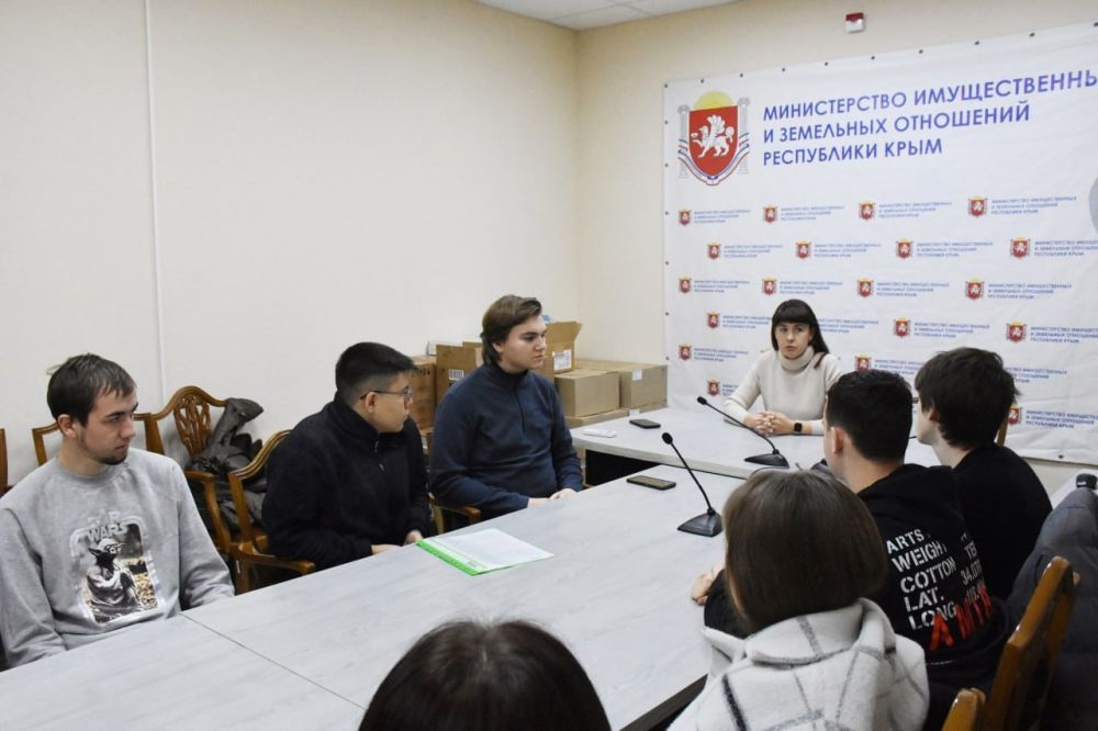 В Минимуществе Крыма прошел День открытых дверей для молодежи, планирующей стать госслужащими В Минимуществе Крыма прошел День открытых дверей для молодежи, планирующей стать госслужащими