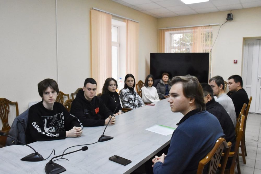 В Минимуществе Крыма прошел День открытых дверей для молодежи, планирующей стать госслужащими В Минимуществе Крыма прошел День открытых дверей для молодежи, планирующей стать госслужащими