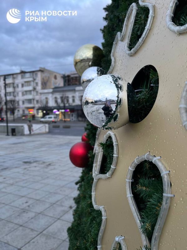 Новогоднюю красавицу уже украсили и поставили в центре столицы Крыма Новогоднюю красавицу уже украсили и поставили в центре столицы Крыма