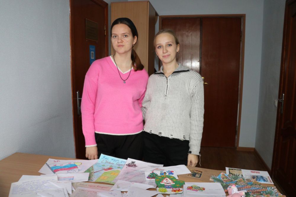 В преддверии новогодних праздников учащиеся образовательных учреждений Феодосийского округа пишут письма участникам специальной военной операции и ветеранам Великой Отечественной войны В преддверии новогодних праздников учащиеся образовательных учреждений Феодосийского округа пишут письма участникам специальной военной операции и ветеранам Великой Отечественной войны