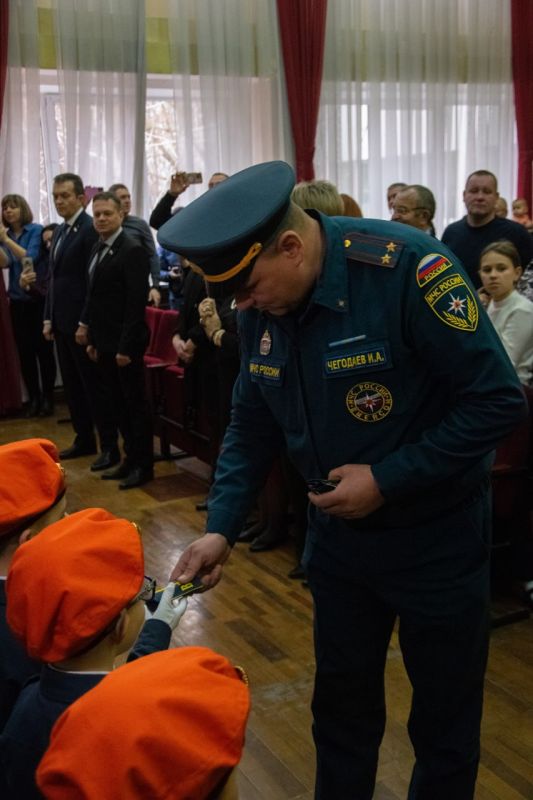 17 декабря учащиеся 1-К класса МБОУ «Школа-гимназия, детский сад №25» были удостоены почетного звания «воспитанник кадетского класса МЧС России» 17 декабря учащиеся 1-К класса МБОУ «Школа-гимназия, детский сад №25» были удостоены почетного звания «воспитанник кадетского класса МЧС России»