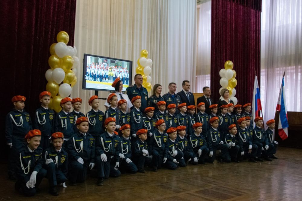 17 декабря учащиеся 1-К класса МБОУ «Школа-гимназия, детский сад №25» были удостоены почетного звания «воспитанник кадетского класса МЧС России» 17 декабря учащиеся 1-К класса МБОУ «Школа-гимназия, детский сад №25» были удостоены почетного звания «воспитанник кадетского класса МЧС России»