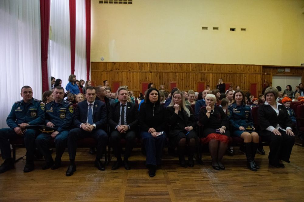17 декабря учащиеся 1-К класса МБОУ «Школа-гимназия, детский сад №25» были удостоены почетного звания «воспитанник кадетского класса МЧС России» 17 декабря учащиеся 1-К класса МБОУ «Школа-гимназия, детский сад №25» были удостоены почетного звания «воспитанник кадетского класса МЧС России»
