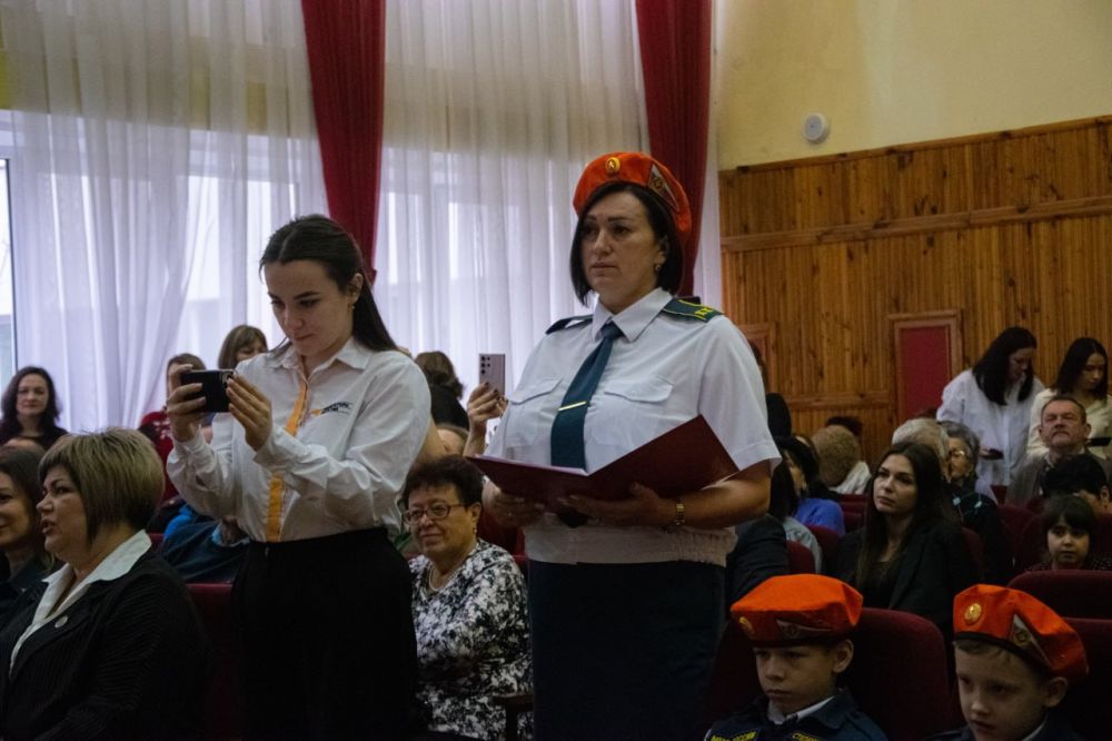 17 декабря учащиеся 1-К класса МБОУ «Школа-гимназия, детский сад №25» были удостоены почетного звания «воспитанник кадетского класса МЧС России» 17 декабря учащиеся 1-К класса МБОУ «Школа-гимназия, детский сад №25» были удостоены почетного звания «воспитанник кадетского класса МЧС России»