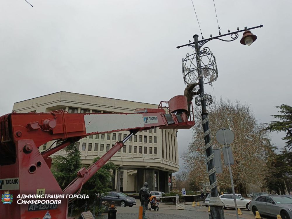 Центр Симферополя украшают к Новому году Центр Симферополя украшают к Новому году