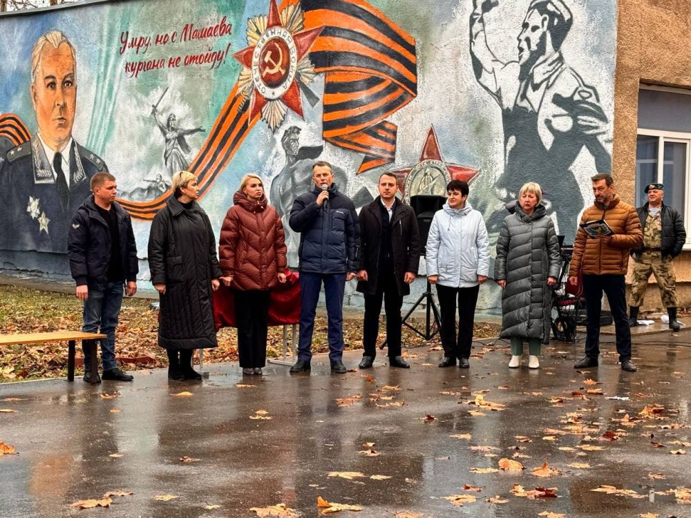 Анастасия Гридчина: Сегодня состоялось знаменательное событие — открытие настенного патриотического рисунка, посвященного Герою Советского Союза Василию Акимовичу Горишнему Анастасия Гридчина: Сегодня состоялось знаменательное событие — открытие настенного патриотического рисунка, посвященного Герою Советского Союза Василию Акимовичу Горишнему