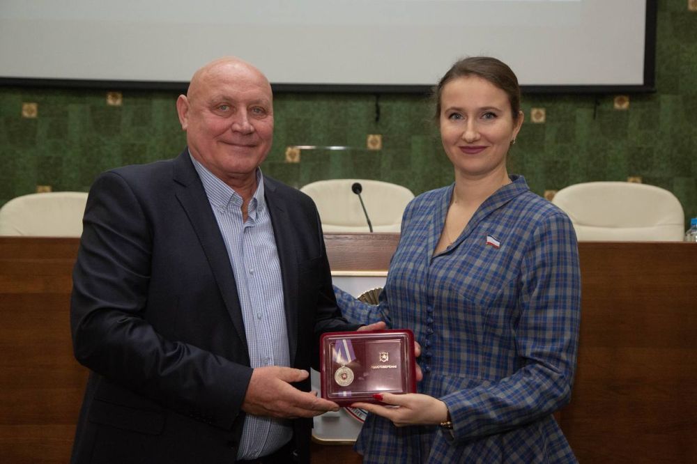 Анна Рубель от имени главы крымского парламента Владимира Константинова поздравила медработников санавиации Крыма с 70-летием создания службы и вручила государственные награды Республики Крым Анна Рубель от имени главы крымского парламента Владимира Константинова поздравила медработников санавиации Крыма с 70-летием создания службы и вручила государственные награды Республики Крым