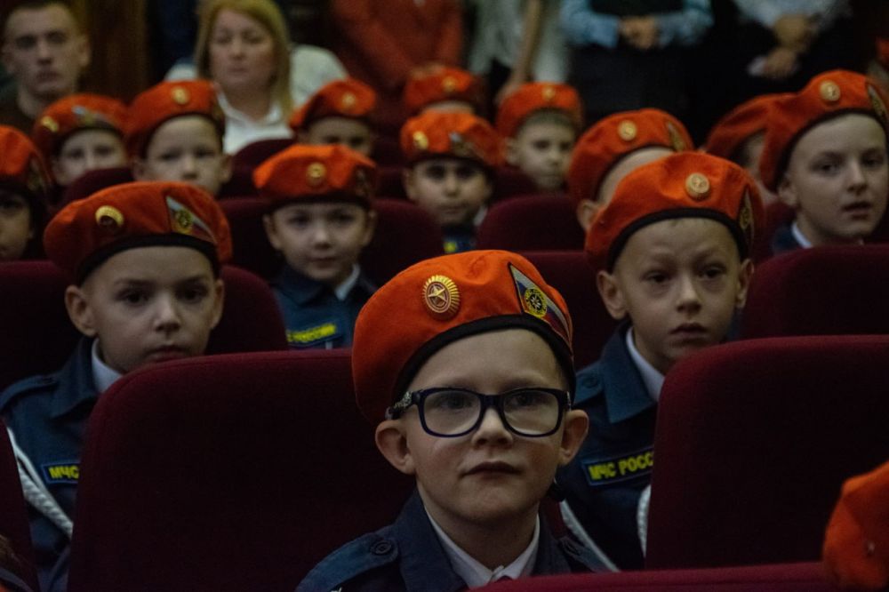 17 декабря учащиеся 1-К класса МБОУ «Школа-гимназия, детский сад №25» были удостоены почетного звания «воспитанник кадетского класса МЧС России» 17 декабря учащиеся 1-К класса МБОУ «Школа-гимназия, детский сад №25» были удостоены почетного звания «воспитанник кадетского класса МЧС России»