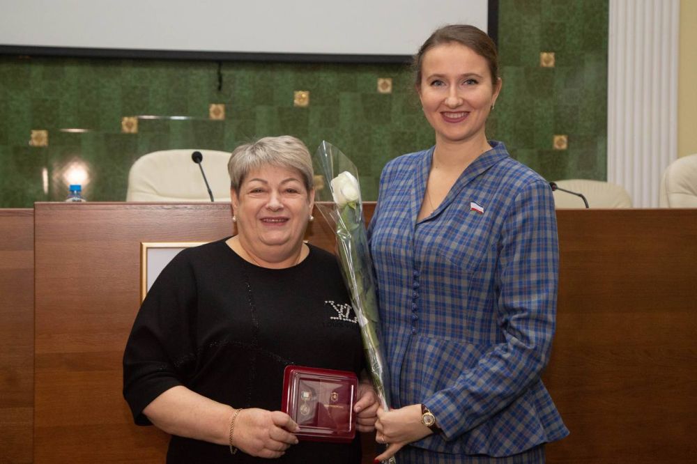 Анна Рубель от имени главы крымского парламента Владимира Константинова поздравила медработников санавиации Крыма с 70-летием создания службы и вручила государственные награды Республики Крым Анна Рубель от имени главы крымского парламента Владимира Константинова поздравила медработников санавиации Крыма с 70-летием создания службы и вручила государственные награды Республики Крым