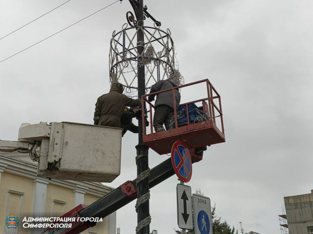 Центр Симферополя украшают к Новому году Центр Симферополя украшают к Новому году