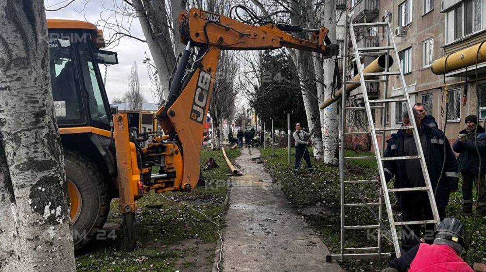 В Керчи упавший тополь повредил газовую трубу В Керчи упавший тополь повредил газовую трубу