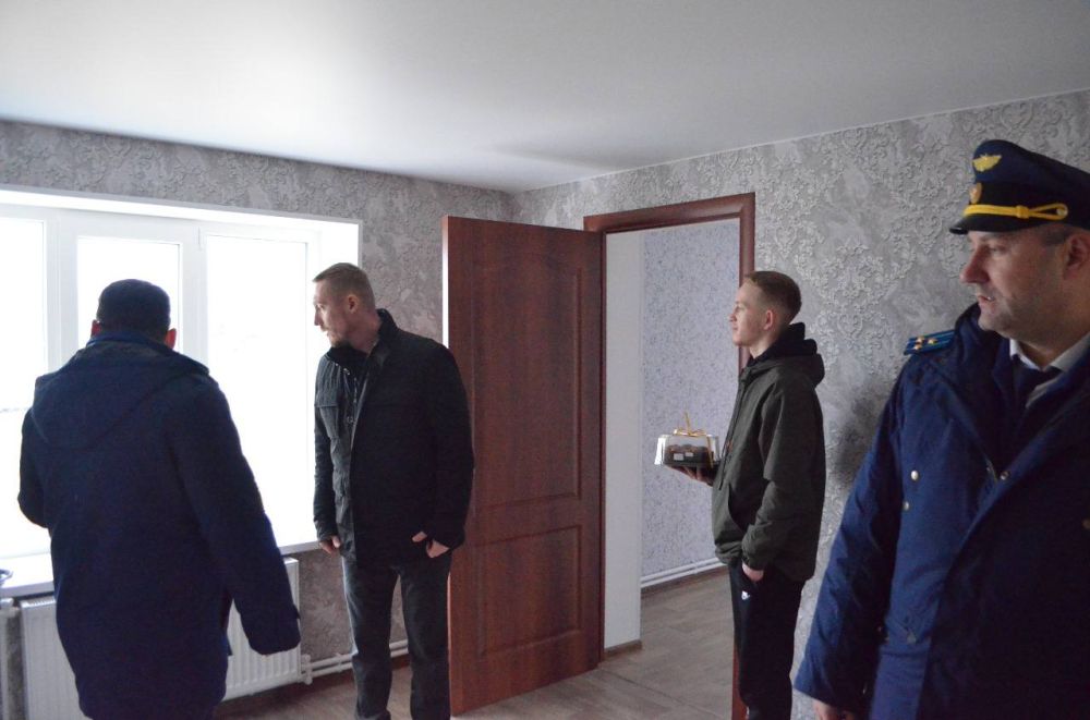 Вручил ключи от благоустроенного жилья лицу из числа детей-сирот и детей, оставшихся без попечения родителей в с. Муромское Белогорского района Вручил ключи от благоустроенного жилья лицу из числа детей-сирот и детей, оставшихся без попечения родителей в с. Муромское Белогорского района