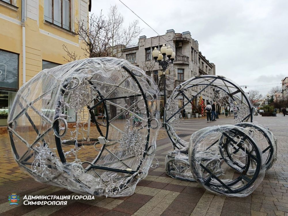 Центр Симферополя украшают к Новому году Центр Симферополя украшают к Новому году