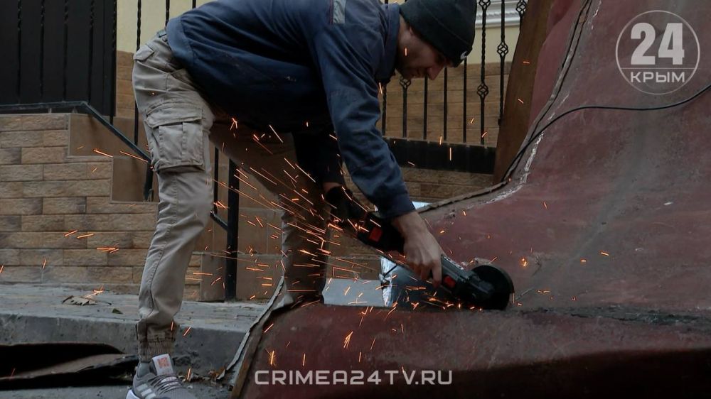 В Ялте ликвидировали последствия ночной бури В Ялте ликвидировали последствия ночной бури