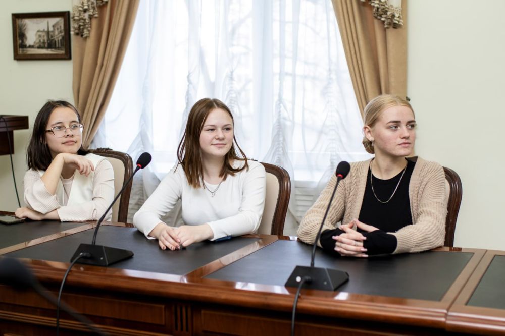 16 декабря в рамках Всероссийской программы сопровождения молодых государственных и муниципальных служащих «ГосСтарт» студенты Крымского многопрофильного колледжа посетили администрацию города Симферополя 16 декабря в рамках Всероссийской программы сопровождения молодых государственных и муниципальных служащих «ГосСтарт» студенты Крымского многопрофильного колледжа посетили администрацию города Симферополя