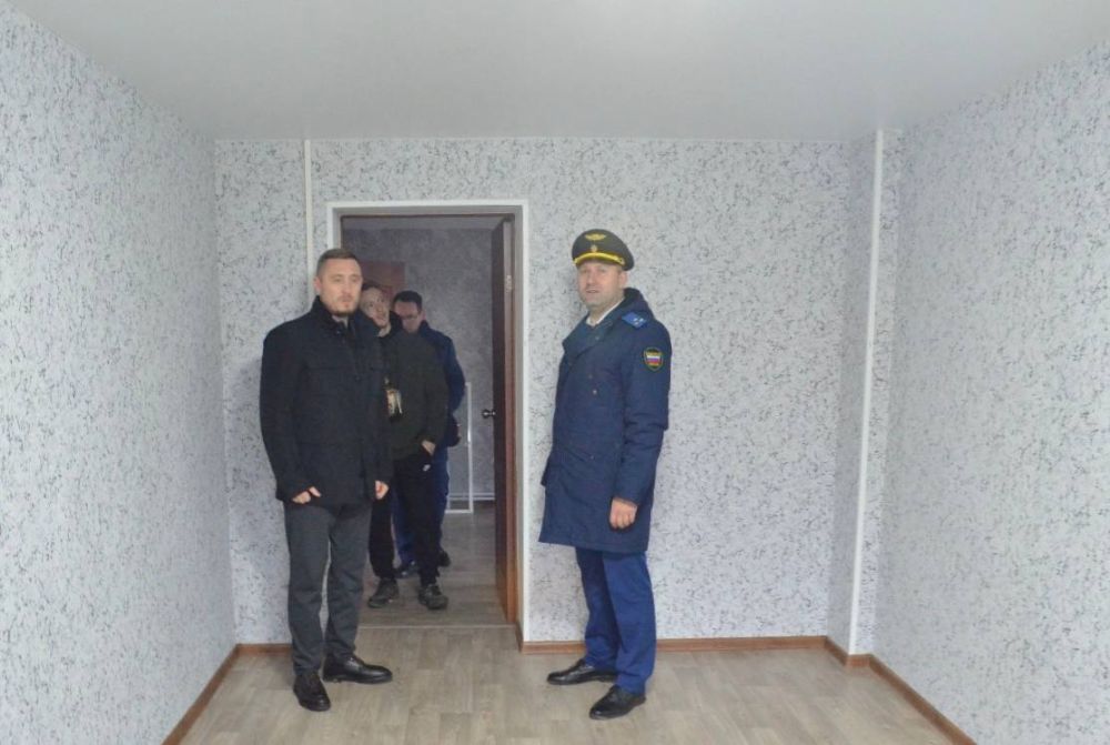 Вручил ключи от благоустроенного жилья лицу из числа детей-сирот и детей, оставшихся без попечения родителей в с. Муромское Белогорского района Вручил ключи от благоустроенного жилья лицу из числа детей-сирот и детей, оставшихся без попечения родителей в с. Муромское Белогорского района