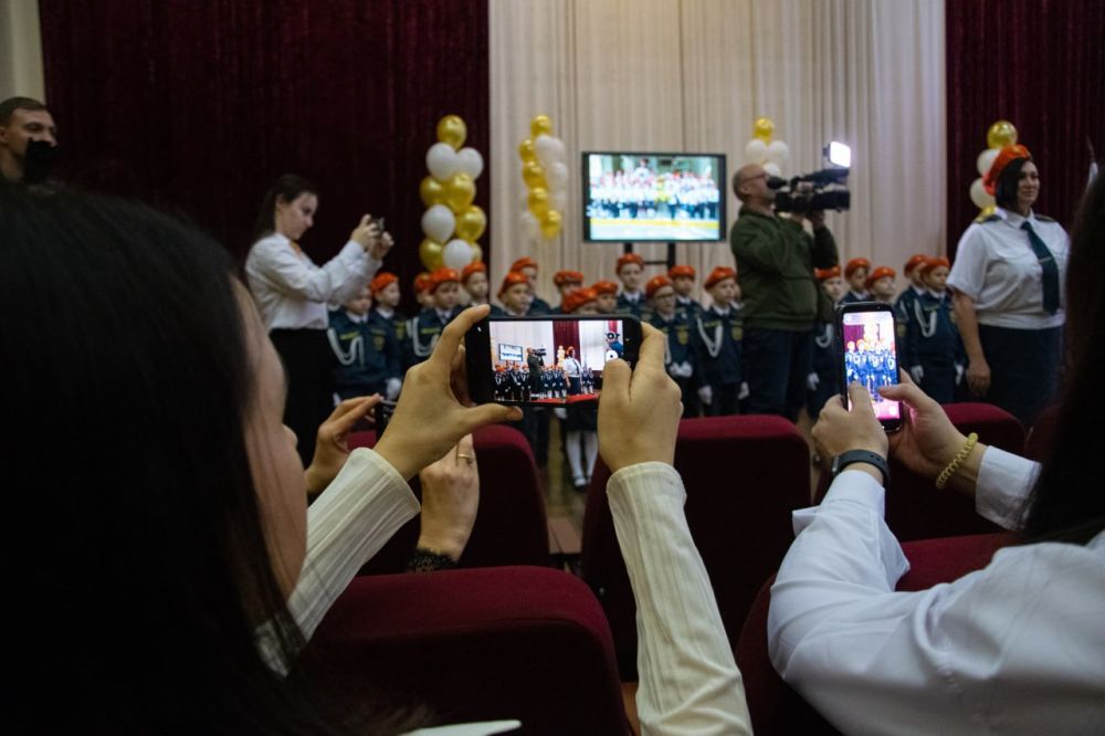 17 декабря учащиеся 1-К класса МБОУ «Школа-гимназия, детский сад №25» были удостоены почетного звания «воспитанник кадетского класса МЧС России» 17 декабря учащиеся 1-К класса МБОУ «Школа-гимназия, детский сад №25» были удостоены почетного звания «воспитанник кадетского класса МЧС России»