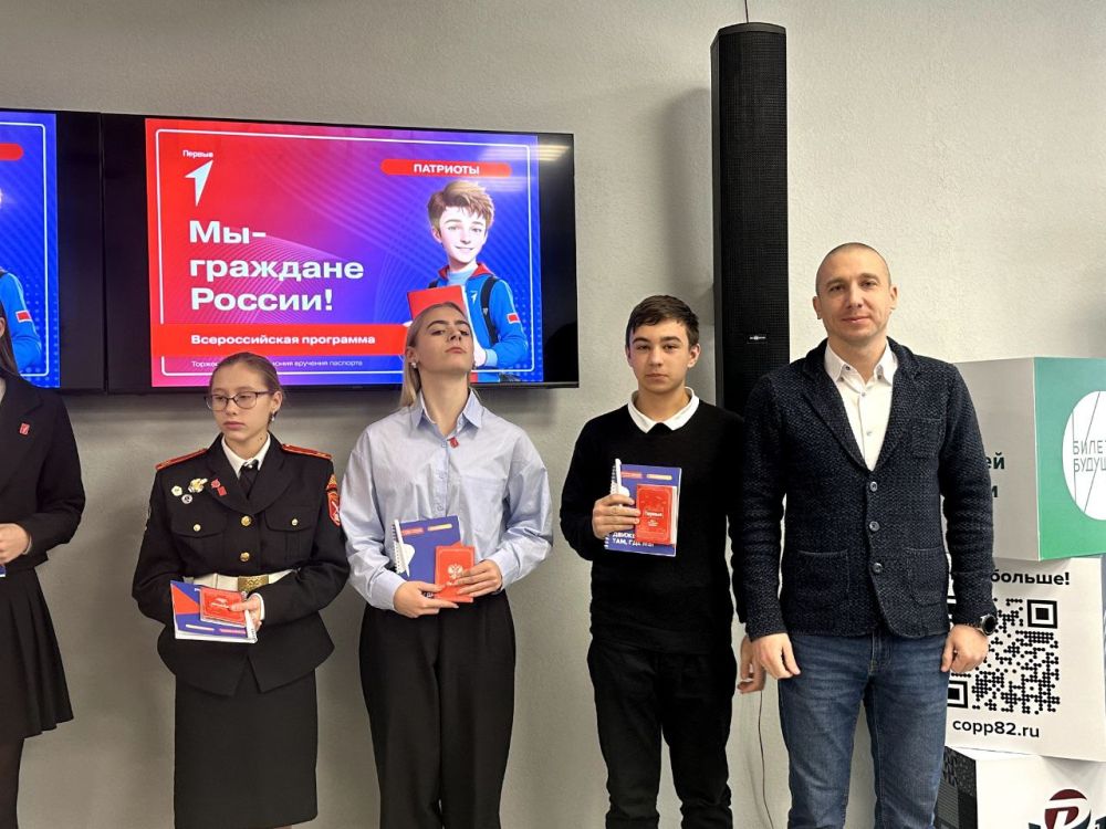 В качестве члена Общественной палаты Республики Крым принял участие в очередном мероприятии Всероссийской программы «Мы — граждане России!», в рамках которого имел честь вручить 20 активным участникам Движения первых из... В качестве члена Общественной палаты Республики Крым принял участие в очередном мероприятии Всероссийской программы «Мы — граждане России!», в рамках которого имел честь вручить 20 активным участникам Движения первых из...