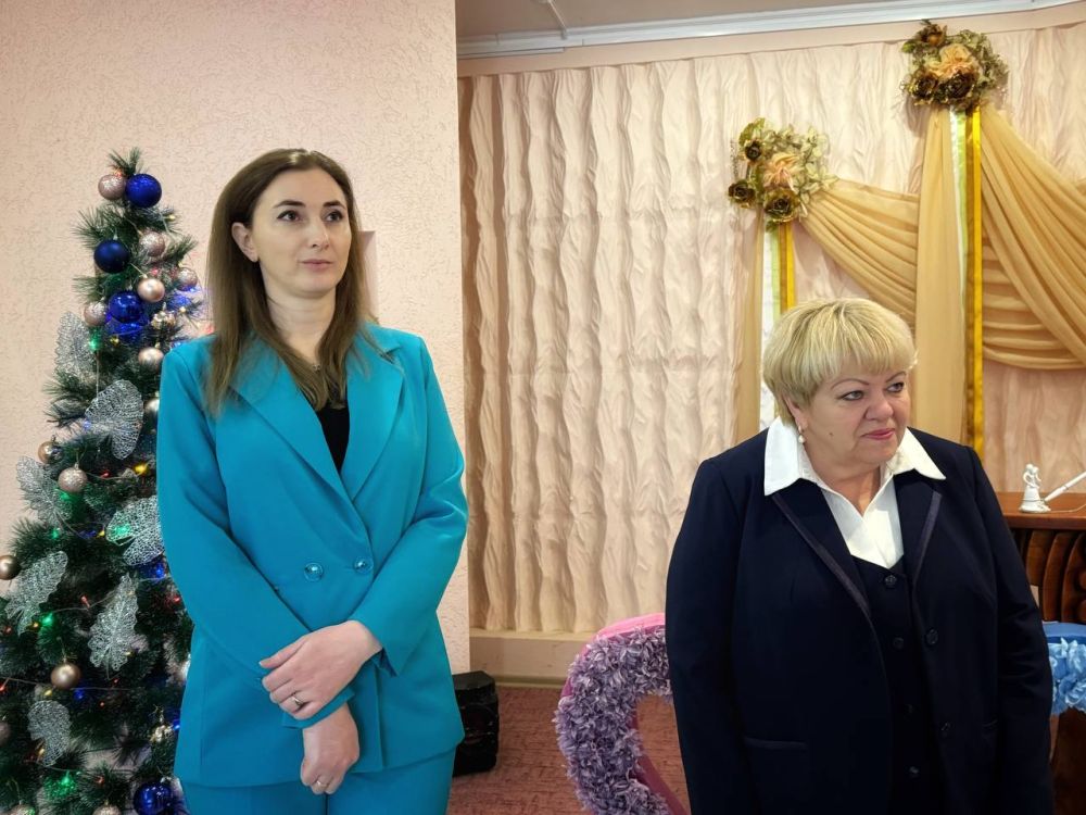 Александр Дудинов: Вместе с главой муниципального образования Черноморский район Алексеем Шипицыным поздравили коллектив районного отдела ЗАГС с профессиональным праздником Александр Дудинов: Вместе с главой муниципального образования Черноморский район Алексеем Шипицыным поздравили коллектив районного отдела ЗАГС с профессиональным праздником