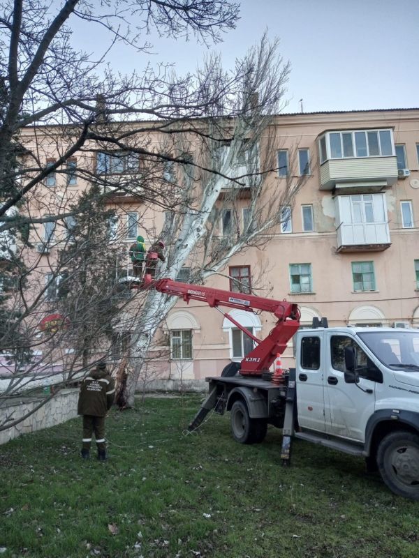 В Керчи продолжается работа по устранению последствий непогоды, коммунальные службы оперативно отрабатывают заявки ЕДДС В Керчи продолжается работа по устранению последствий непогоды, коммунальные службы оперативно отрабатывают заявки ЕДДС
