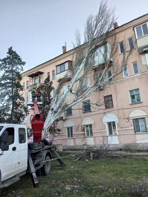 В Керчи продолжается работа по устранению последствий непогоды, коммунальные службы оперативно отрабатывают заявки ЕДДС В Керчи продолжается работа по устранению последствий непогоды, коммунальные службы оперативно отрабатывают заявки ЕДДС