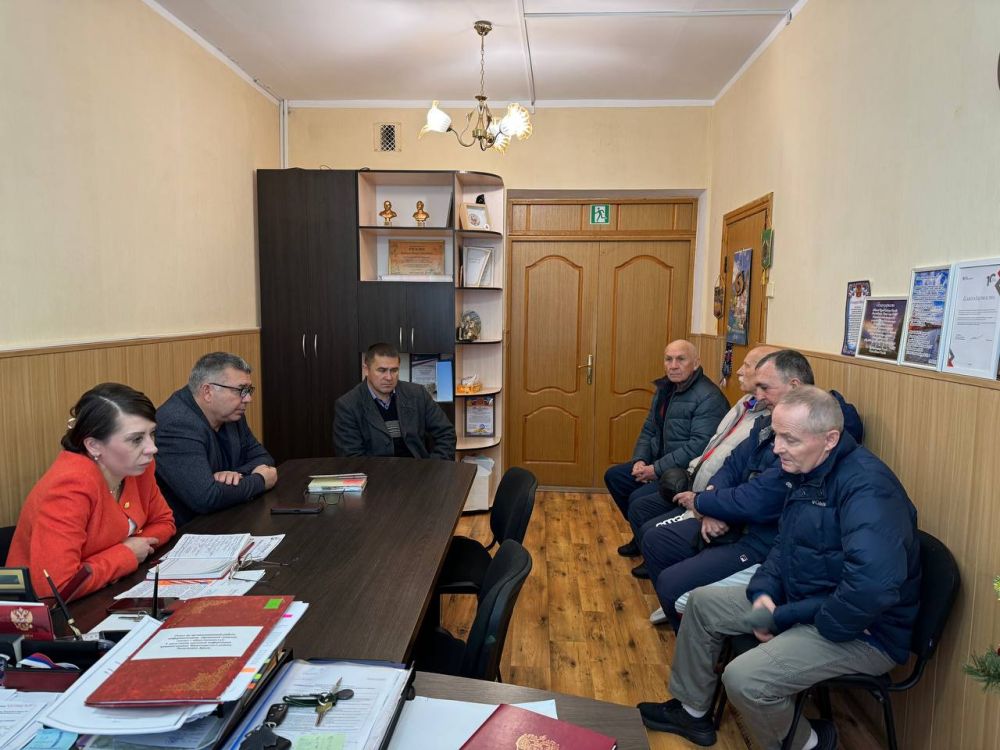 Александр Дудинов: Сегодня провел совещание с руководством и тренерским составом Черноморской детско-юношеской спортивной школы Александр Дудинов: Сегодня провел совещание с руководством и тренерским составом Черноморской детско-юношеской спортивной школы