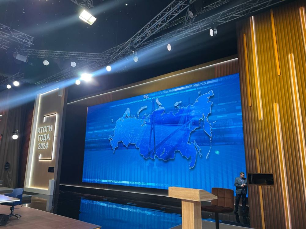 Итоги года. Началась Прямая линия с Владимиром Путиным. В этом году она совмещена с большой пресс-конференцией. Президент ответит на вопросы находящихся в зале журналистов, среди которых и наш корреспондент. Выслушает Глава... Итоги года. Началась Прямая линия с Владимиром Путиным. В этом году она совмещена с большой пресс-конференцией. Президент ответит на вопросы находящихся в зале журналистов, среди которых и наш корреспондент. Выслушает Глава...
