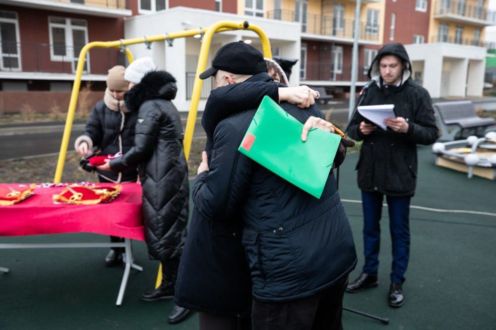 Владимир Константинов: В преддверии новогодних праздников жителям Мариуполя, потерявшим жилье во время боевых действий, вручили ключи от квартир в домах, возведенных крымскими строителями Владимир Константинов: В преддверии новогодних праздников жителям Мариуполя, потерявшим жилье во время боевых действий, вручили ключи от квартир в домах, возведенных крымскими строителями