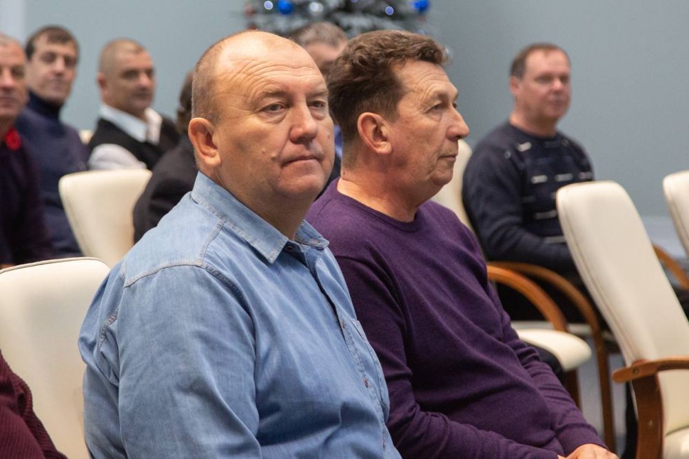 В канун Дня энергетика в Симферополе поздравили работников энергетической промышленности, охватывающей выработку, передачу и сбыт потребителям электрической и тепловой энергии В канун Дня энергетика в Симферополе поздравили работников энергетической промышленности, охватывающей выработку, передачу и сбыт потребителям электрической и тепловой энергии