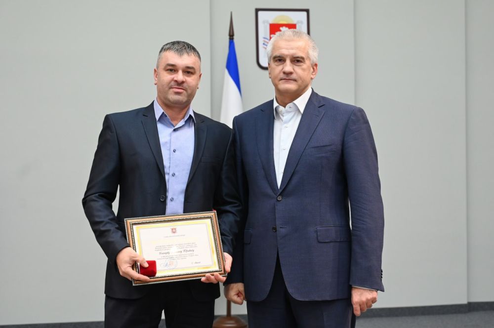 В Крыму наградили энергетиков накануне их профессионального праздника В Крыму наградили энергетиков накануне их профессионального праздника