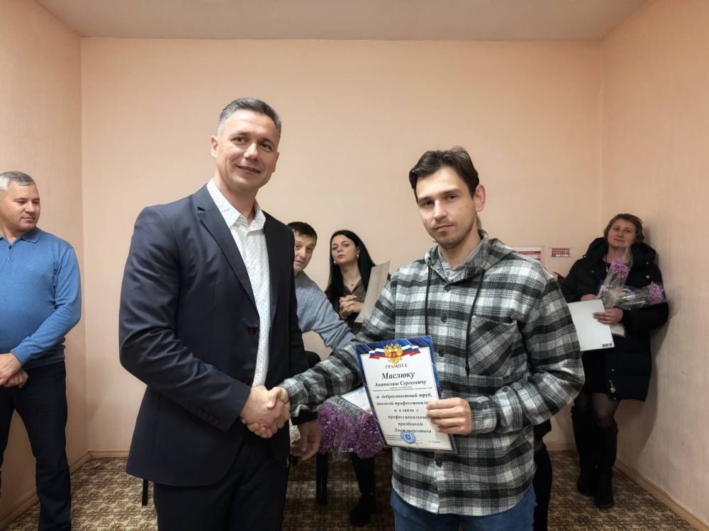 Александр Дудинов: В преддверии праздника — Дня энергетика поздравил коллектив Черноморского РЭС с профессиональным праздником Александр Дудинов: В преддверии праздника — Дня энергетика поздравил коллектив Черноморского РЭС с профессиональным праздником