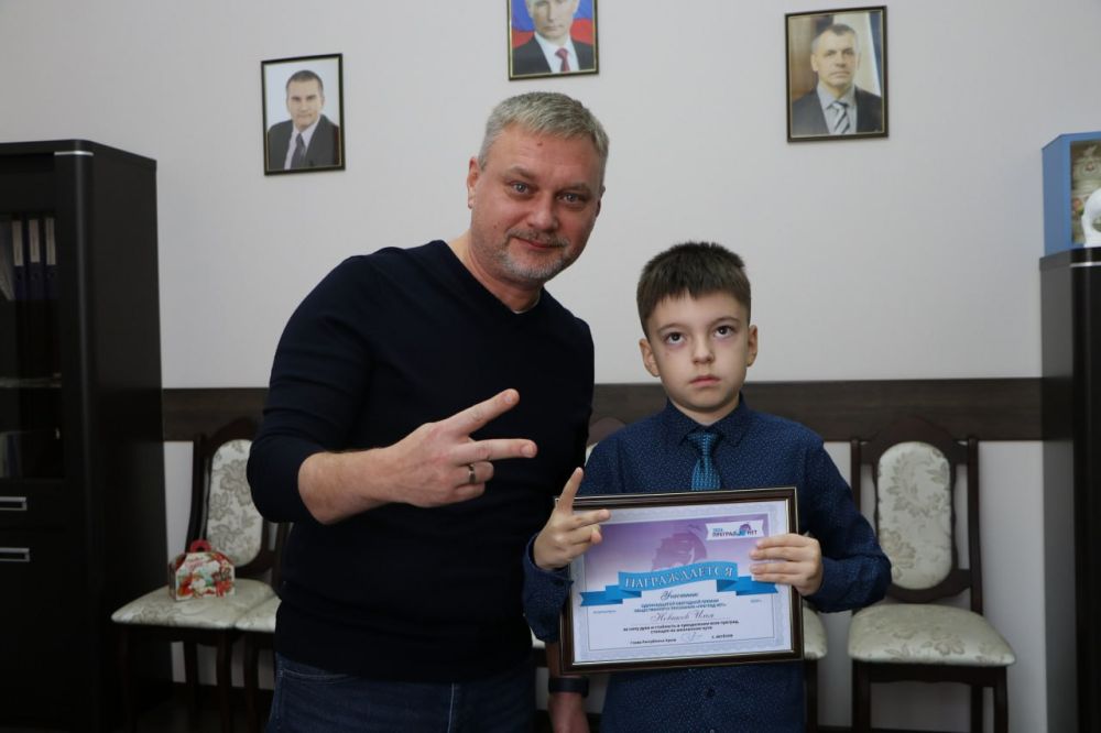 Игорь Ткаченко: Сегодня провел встречу с участниками одиннадцатой ежегодной премии общественного признания «Преград нет» из Феодосийского округа, чьи сила духа в преодолении всех преград, стоящих на жизненном пути, воля... Игорь Ткаченко: Сегодня провел встречу с участниками одиннадцатой ежегодной премии общественного признания «Преград нет» из Феодосийского округа, чьи сила духа в преодолении всех преград, стоящих на жизненном пути, воля...