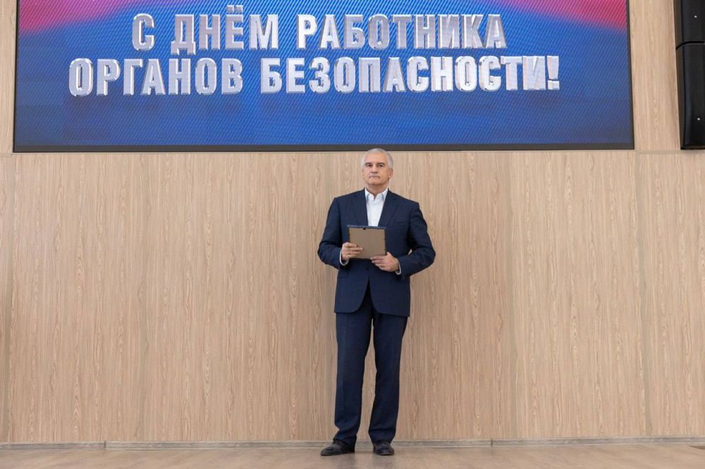 В Крыму наградили сотрудников ФСБ в честь Дня работников органов безопасности России В Крыму наградили сотрудников ФСБ в честь Дня работников органов безопасности России